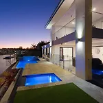 North Quay Waterfront Family Holiday Home Pool