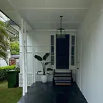 The Burleigh House - Walk Everywhere!
