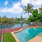Spacious Waterfront Retreat In Broadbeach Waters