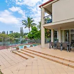 Spacious Waterfront Retreat In Broadbeach Waters