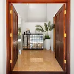 Spacious Waterfront Retreat In Broadbeach Waters