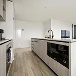 Seren - Luxury Ocean Views With Pool And Gym