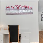 Surfers Enclave - A Spacious Family Home