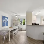 Cosy Central Burleigh Getaway