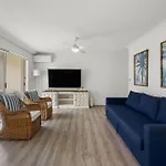 Cosy Central Burleigh Getaway