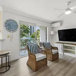 Cosy Central Burleigh Getaway