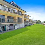Palm Breeze - Hosted By Burleigh Letting