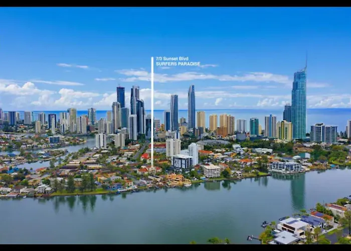 Surfers Paradise Holiday Apartment With Pool