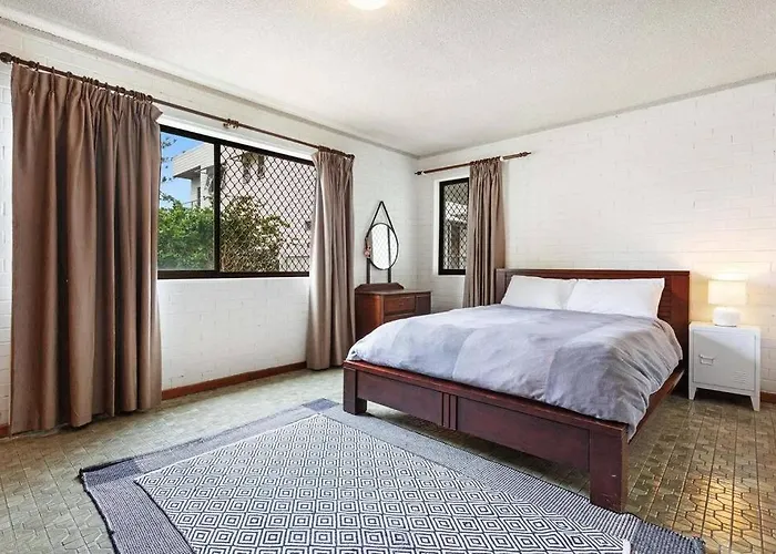 Pet Friendly & Super Central Retro Beach Pad!