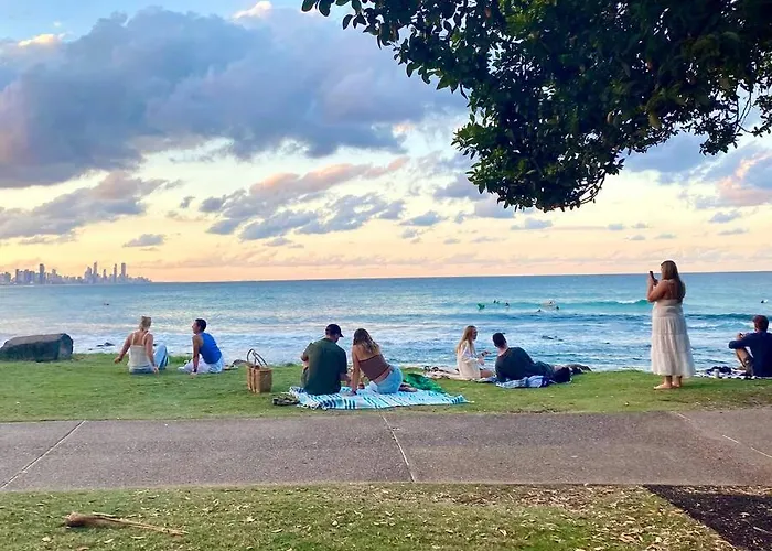 Burleigh Retreat Near Beach, Free Wi-Fi