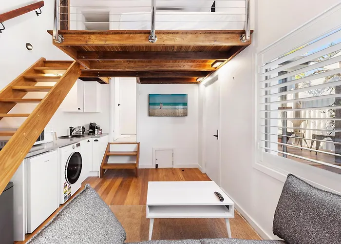 Cosy Loft Apartment In Mermaid Walk To Beach
