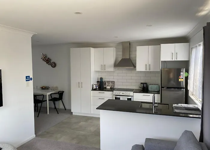 2Bd Family Or Couple Guesthouse Upstairs Near Turf Club, Hota In Bundall