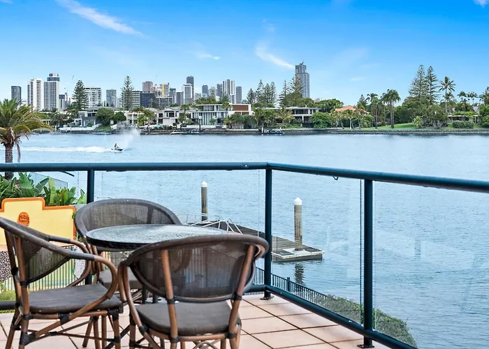 Perfect Waterfront Escape In Surfers Paradise
