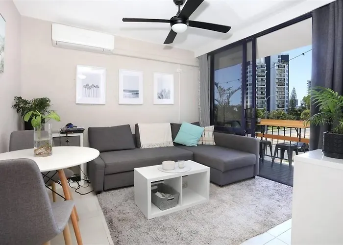 Modern 1-Br Retreat With Pool In Heart Of The Gc