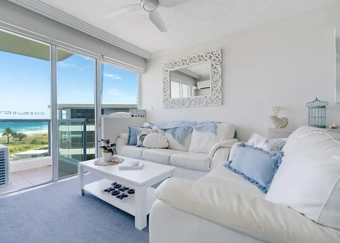 Stunning 2-Br Waterfront Apartment In Palm Beach!