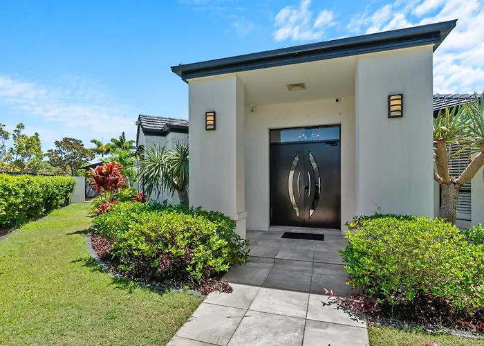Burleigh Bliss Waterside Escape With Pool