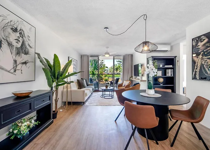 Beautifully Renovated Two Bedroom Apartment - Coasthm