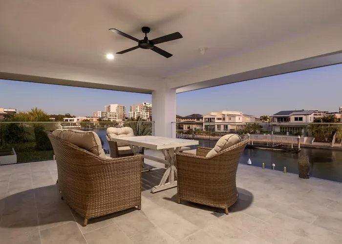 North Quay Waterfront Family Holiday Home Pool