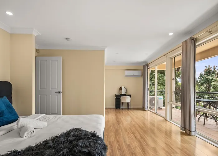 Spacious Waterfront Retreat In Broadbeach Waters