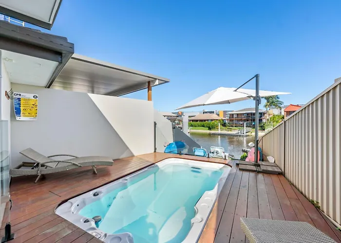 Lux Waterfront Villa With Magnesium Spa - The Goldie