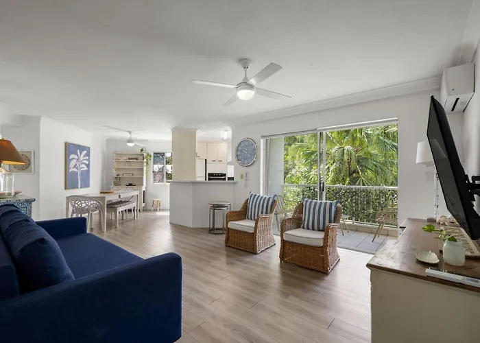 Cosy Central Burleigh Getaway