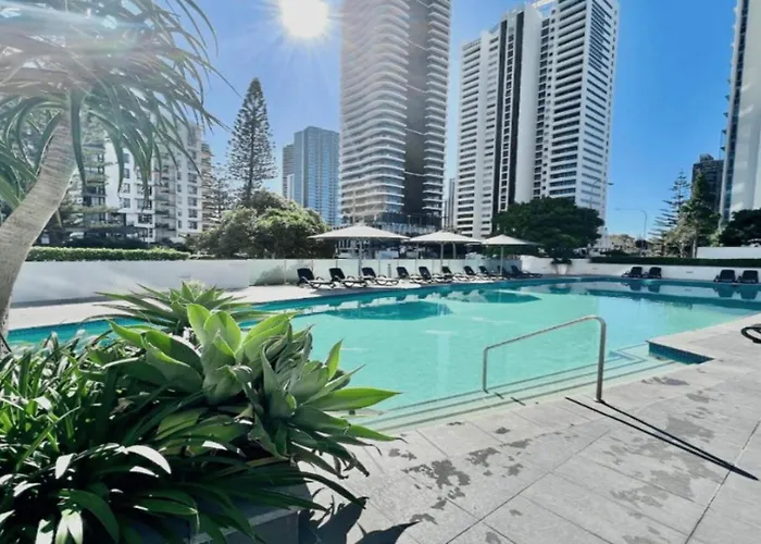 Large Modern 3 Bedroom Apartment With City Views - Coasthm