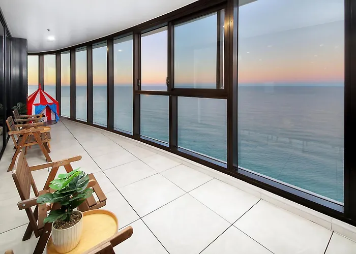 The Gold Coast View With 3Br, 2 Bath, Free Parking