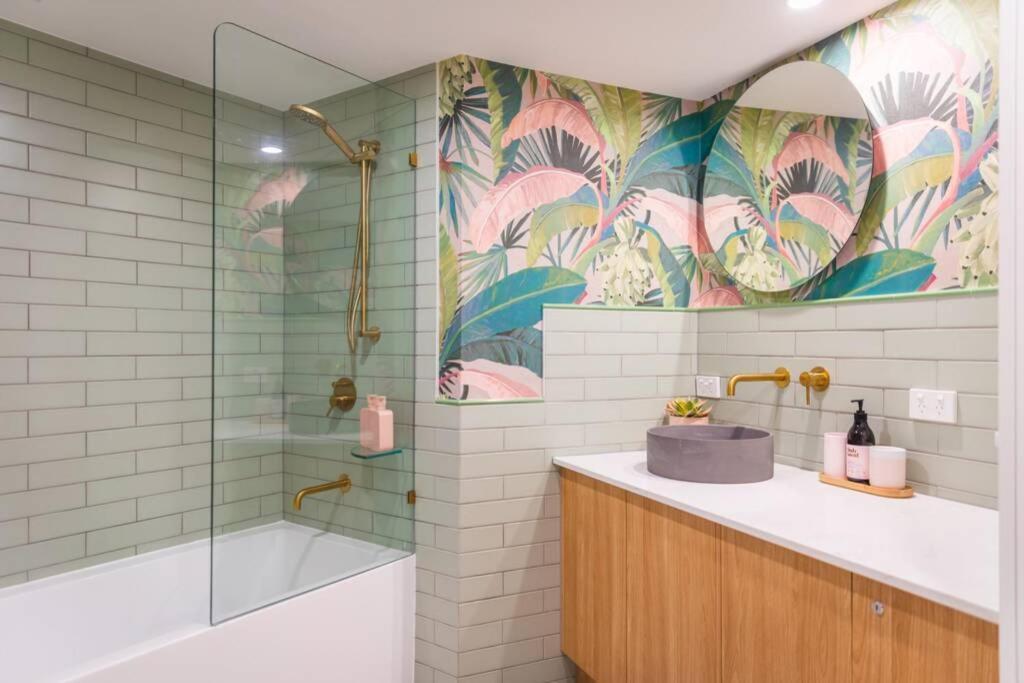 The Coconut Crib- Waterfront Burleigh Apartment *