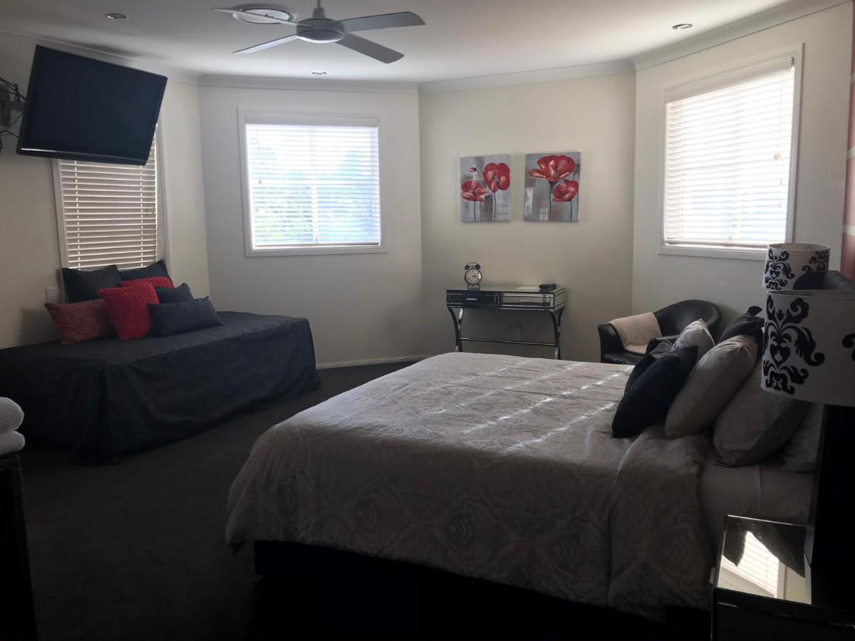 Broadbeach Waterfront Holiday House Holiday home *