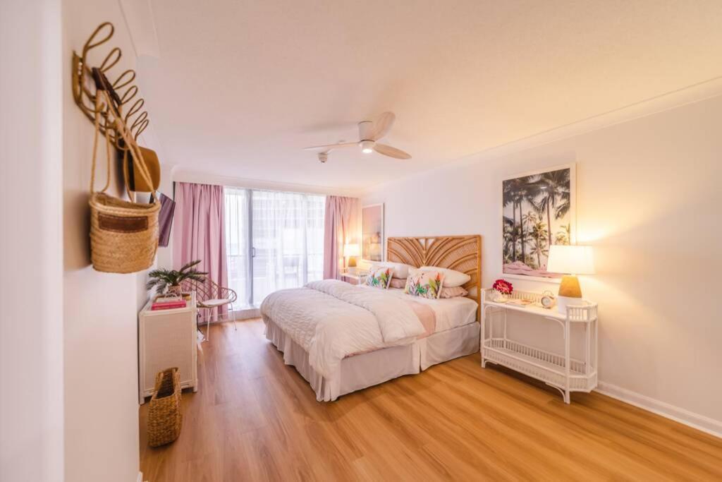 The Coconut Crib- Waterfront Burleigh * Gold Coast