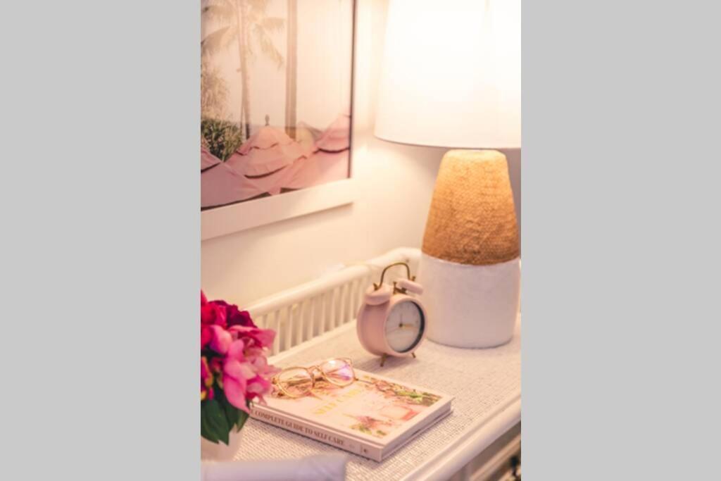 The Coconut Crib- Waterfront Burleigh Apartment *