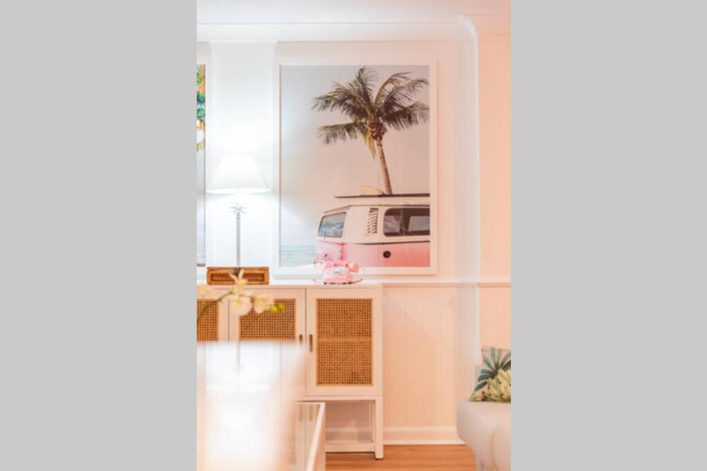 The Coconut Crib- Waterfront Burleigh Apartment