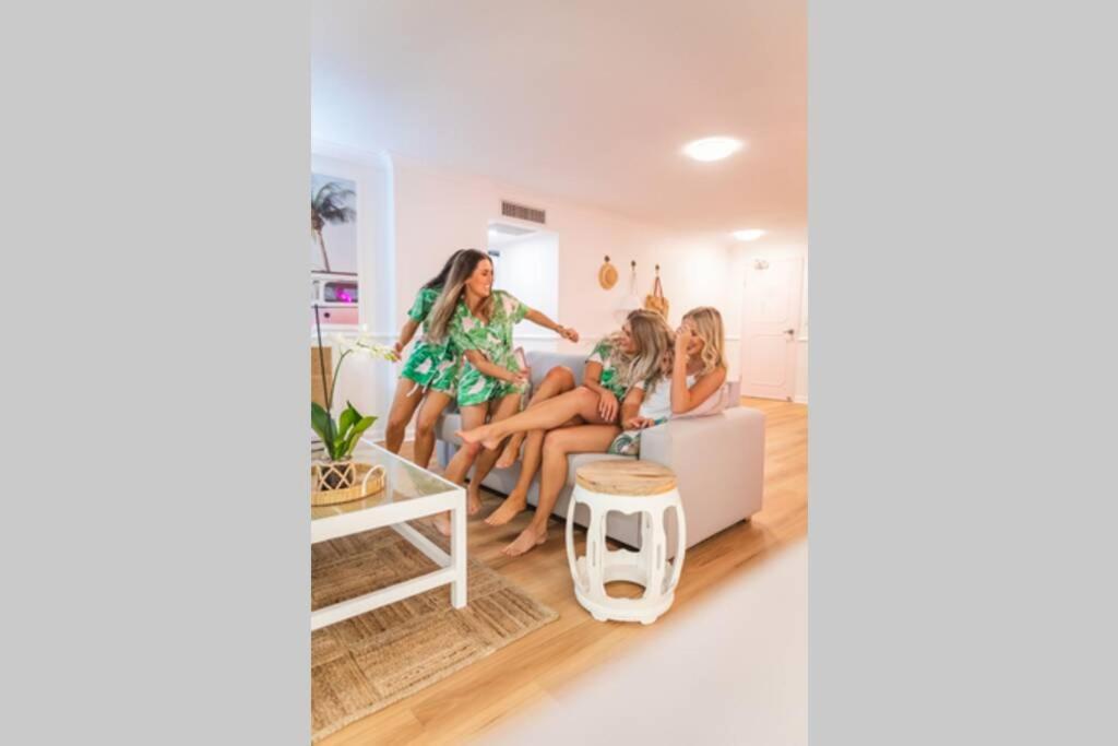 The Coconut Crib- Waterfront Burleigh * Gold Coast