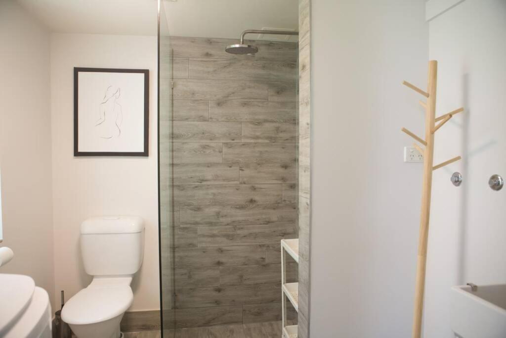 Surfers Paradise Self Contained 1 Bed Unit Apartment *