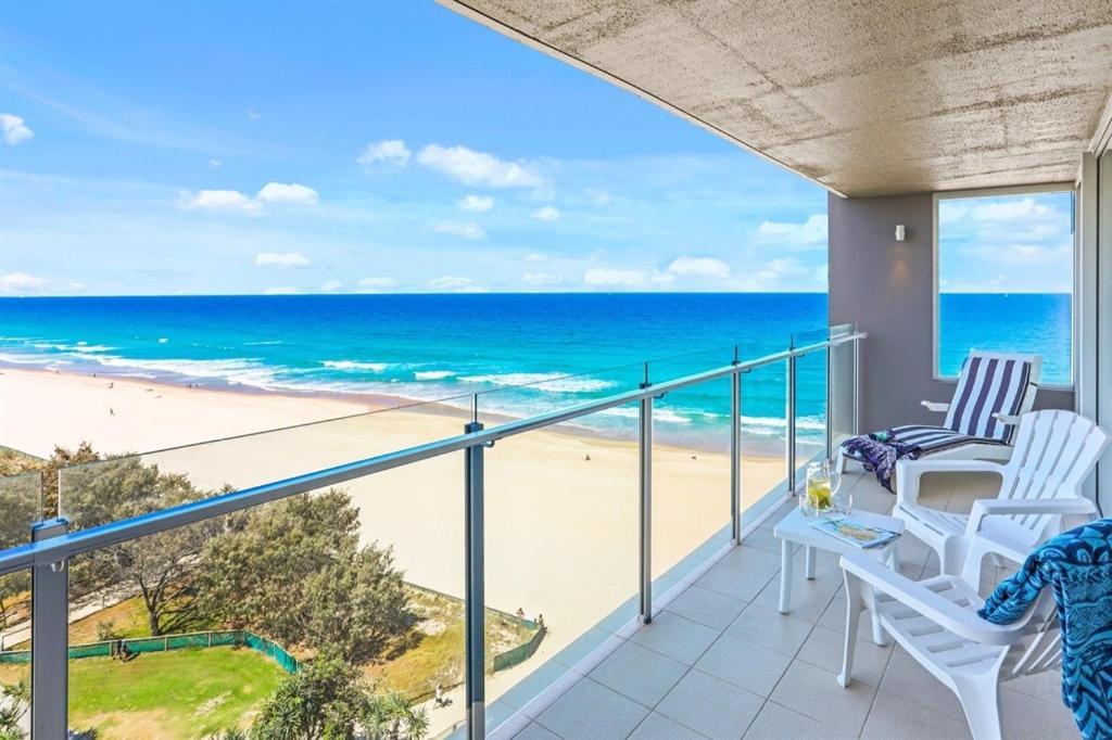 One The Esplanade On Surfers Paradise