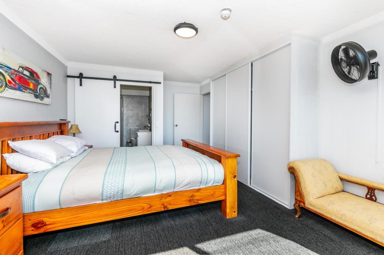 Apartment Snooker Surfers Paradise Gold Coast