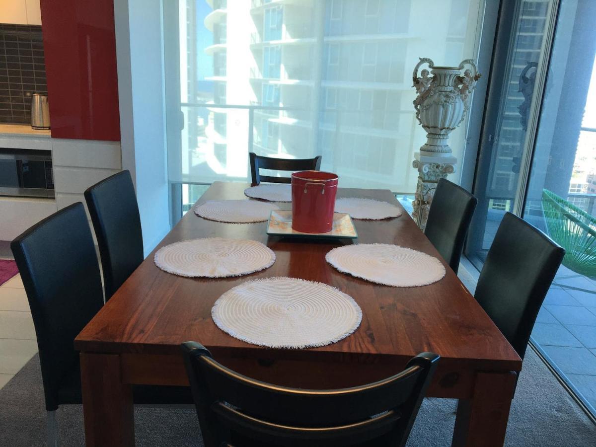Three-bedroom With Amazing View Near Surfers Paradise *