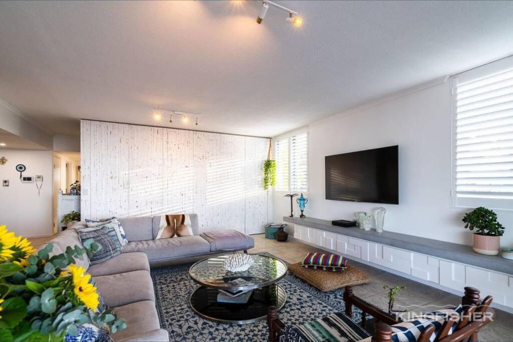 Luxe 3 Bedroom Rooftop Beachside Apartment *
