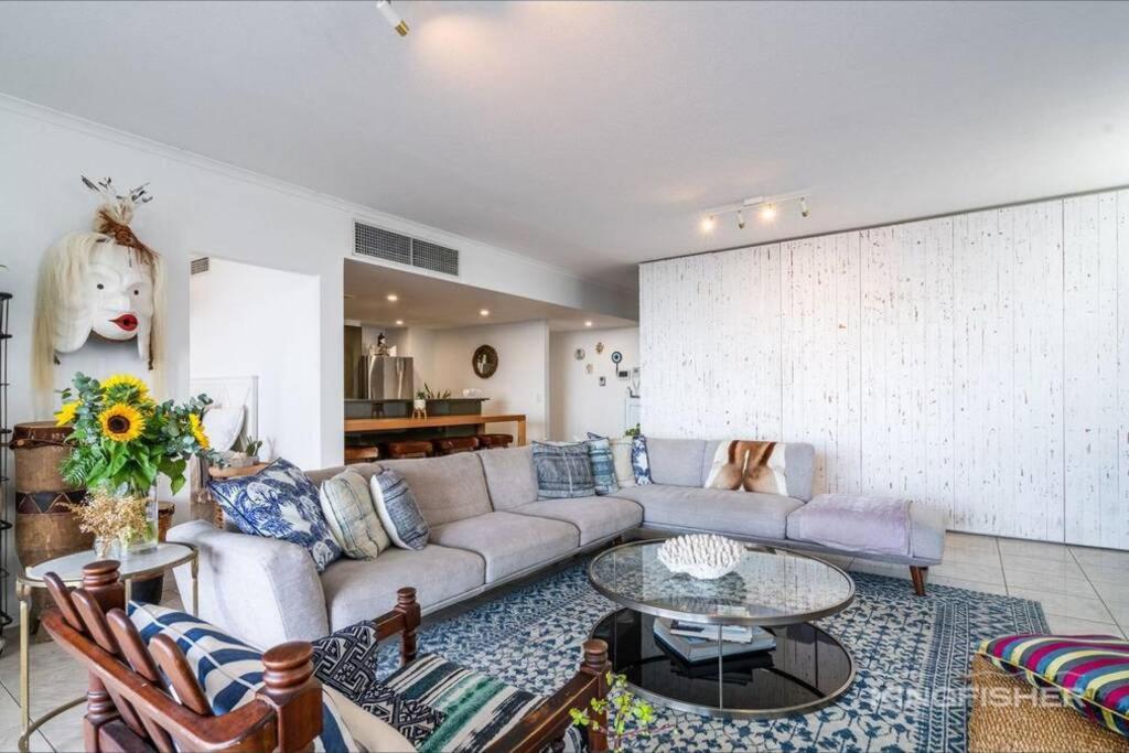 Luxe 3 Bedroom Rooftop Beachside Apartment *