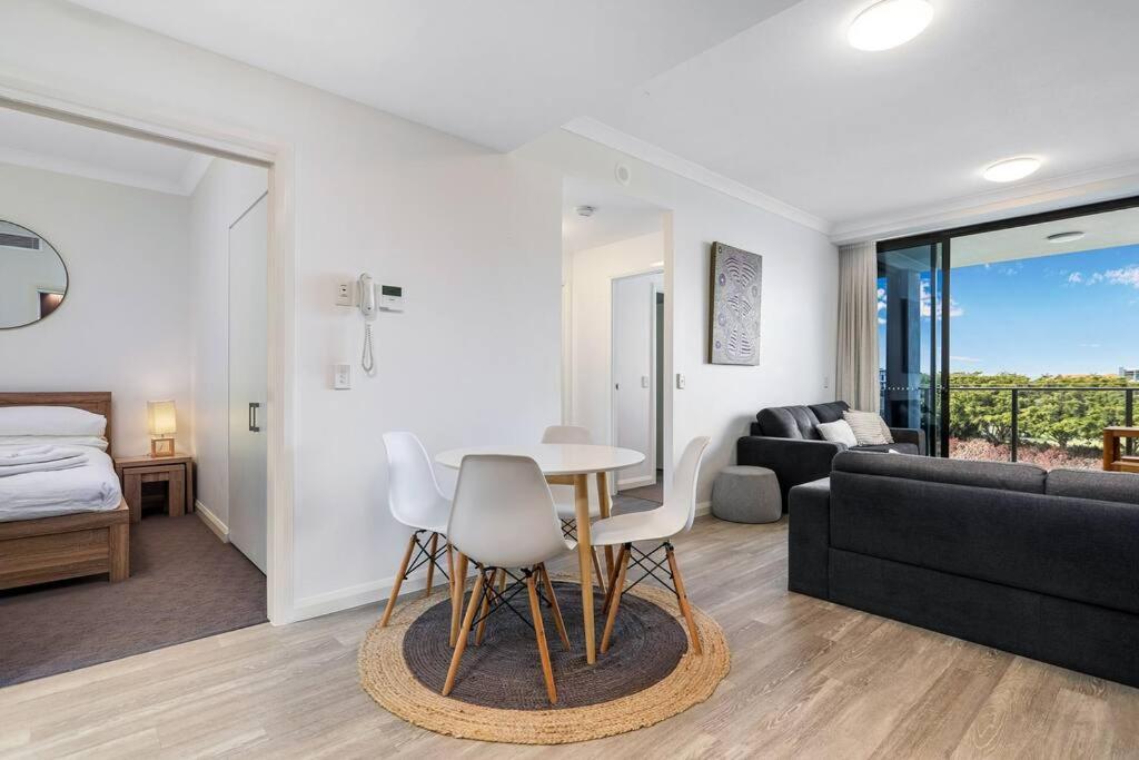 Apartment Perfectly Located 2 Bedroom Hope Island Gem... *