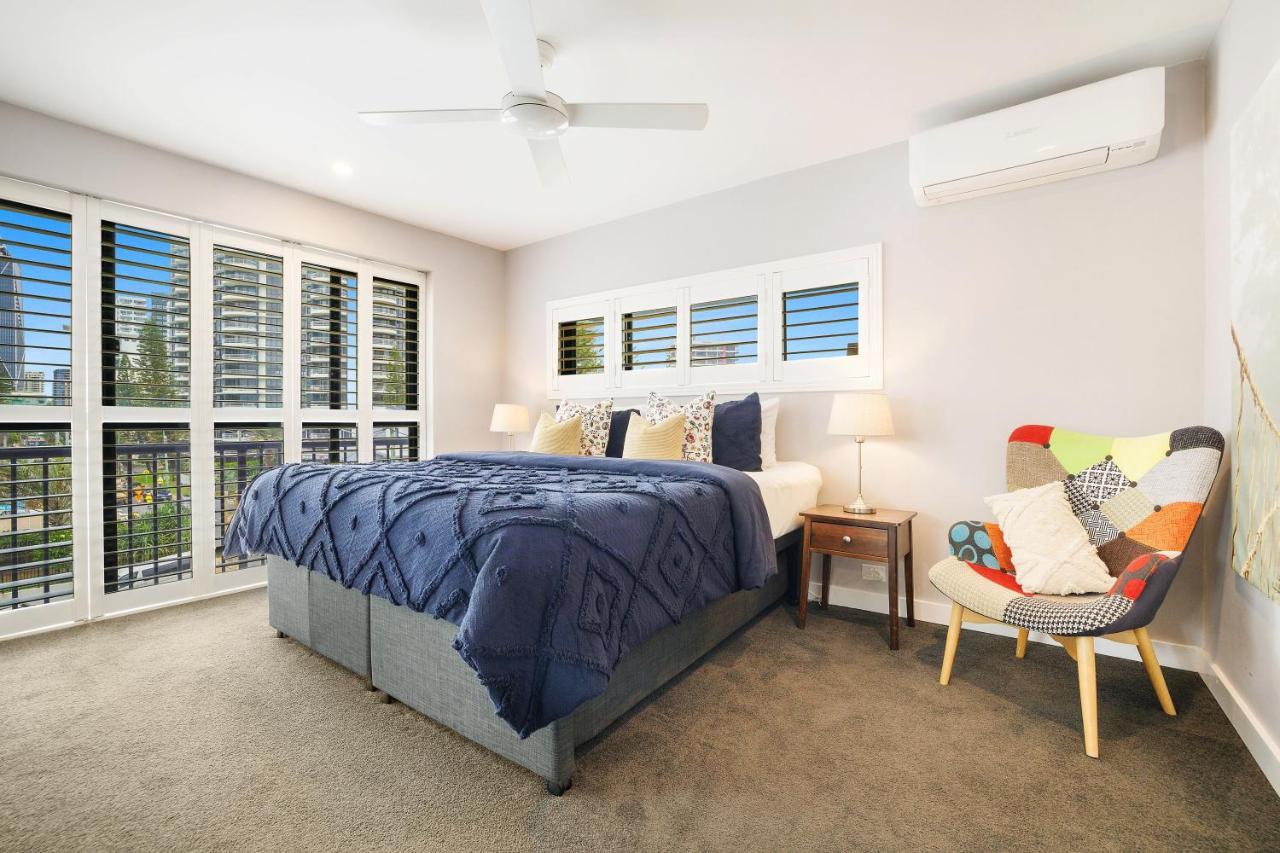 Absolute Front Renovated 3 Bdrm 2 Bath App Apartamento