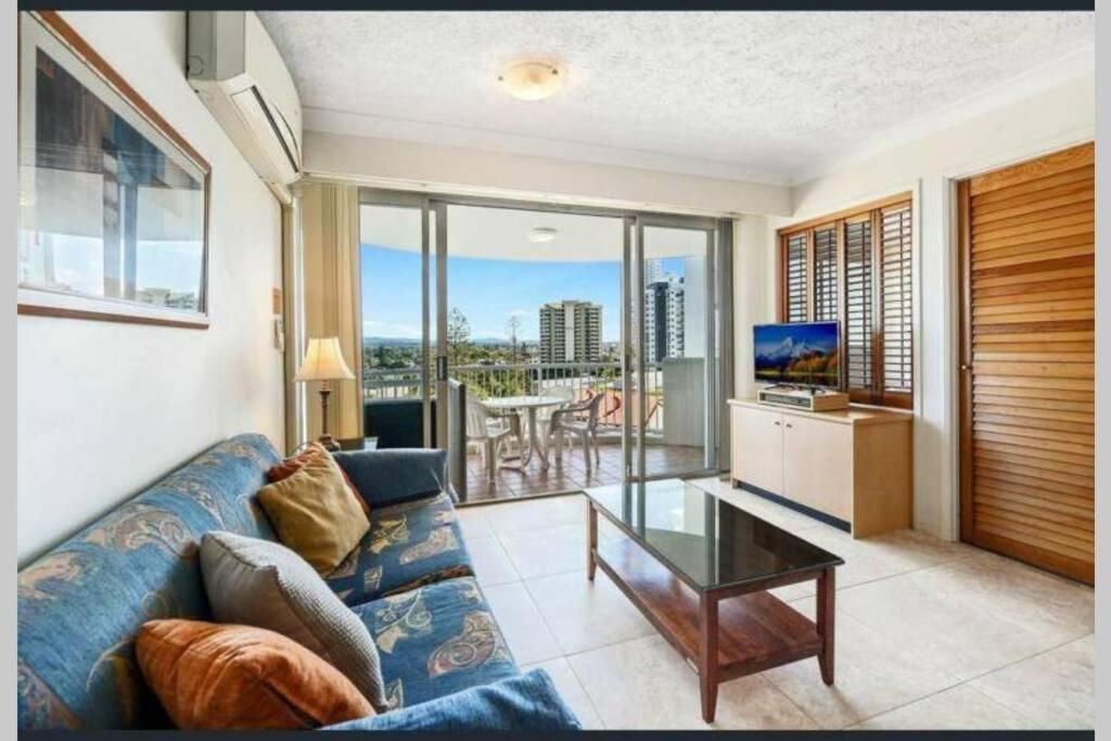 Surfers/broadbeach Pool View. Free Parking & Wifi Gold Coast