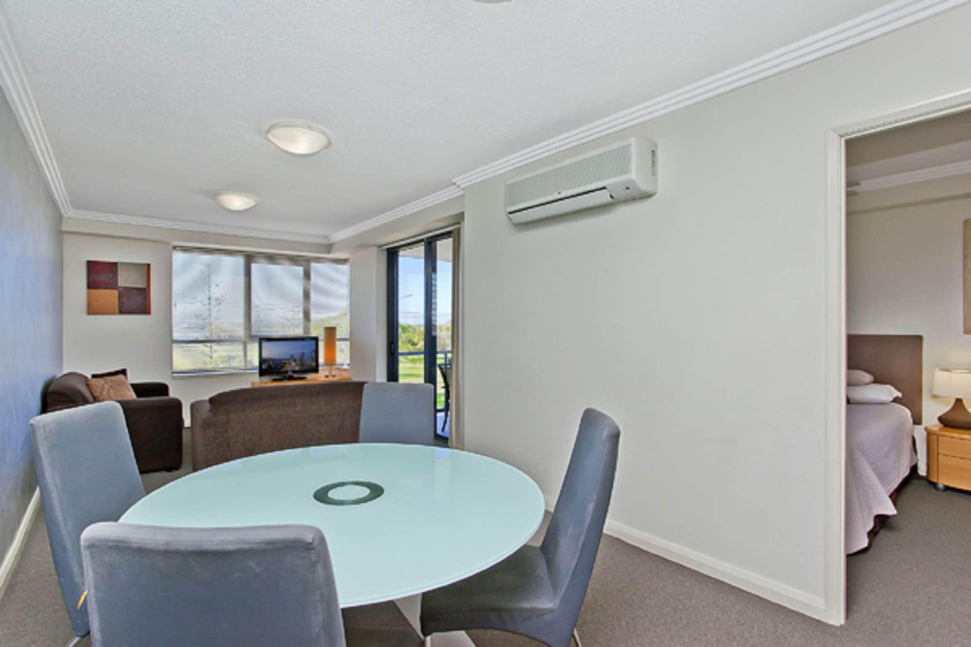 Aqualine On The Broadwater Aparthotel 4*