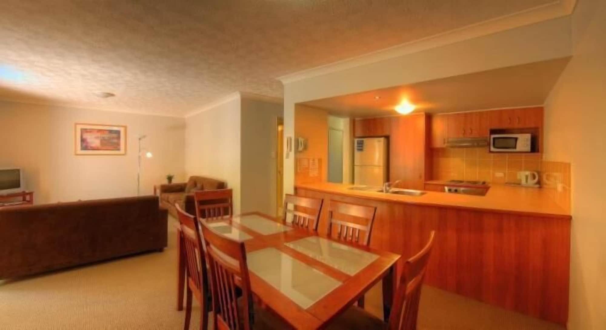 Bila Vista Kirra Beachside Aparthotel 3*