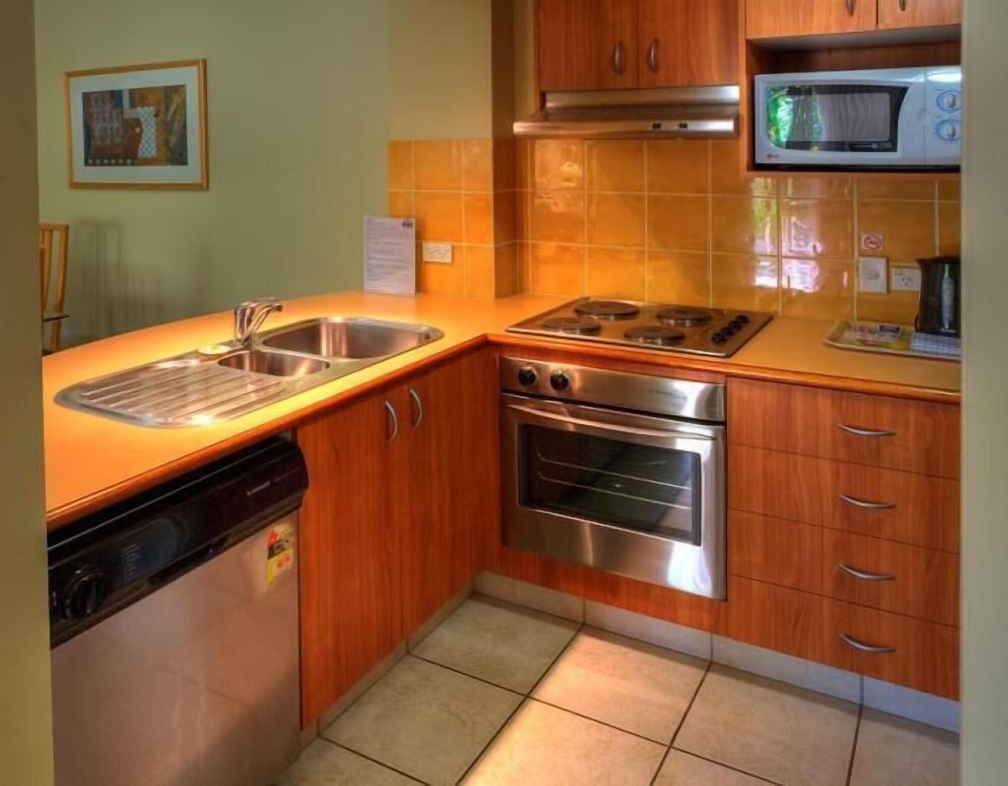 Bila Vista Kirra Beachside Aparthotel 3*