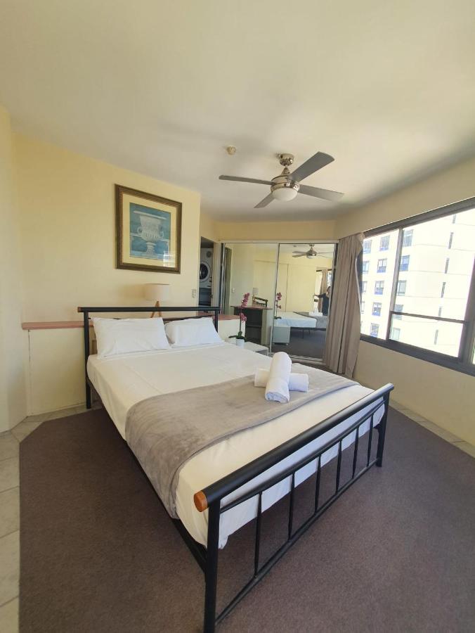 Aloha In Surfers Apartment *