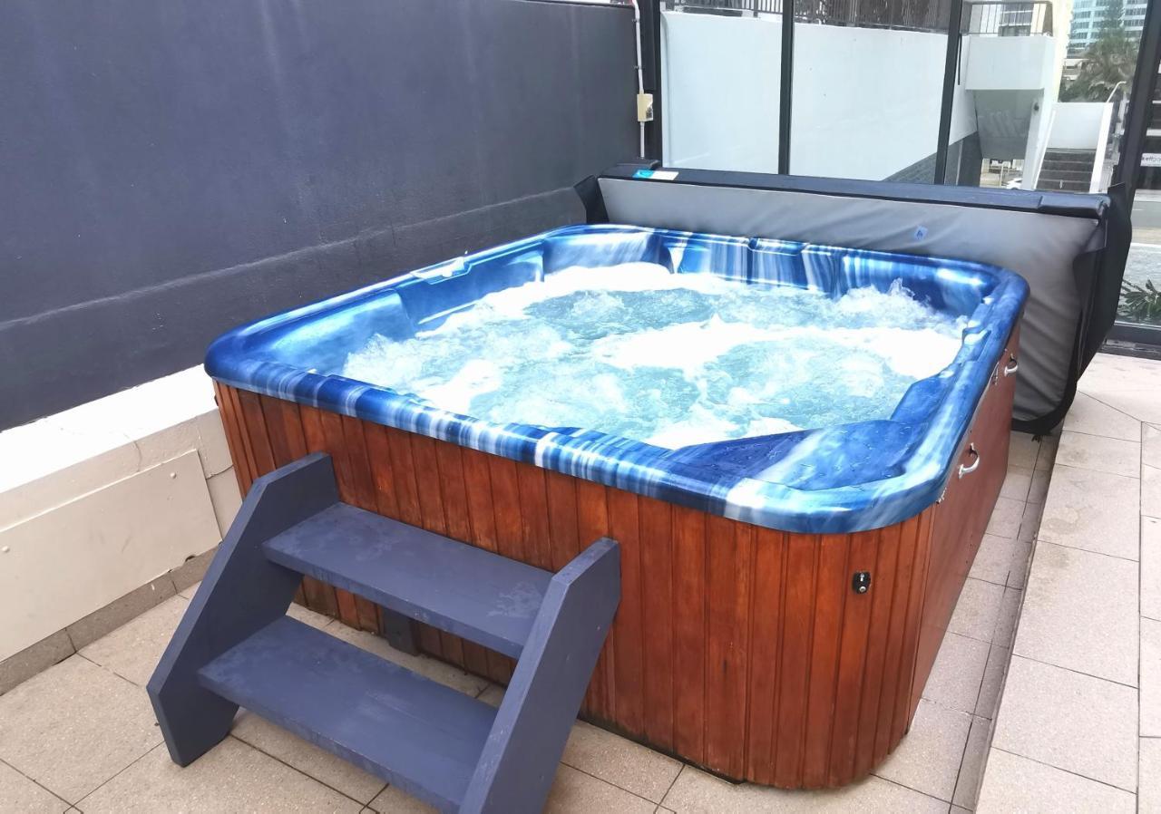 Apartment Beachside Modern In The Heart Of Surfers Paradise -free Parking Gold Coast