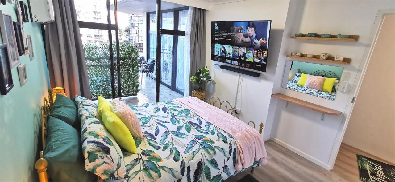 Apartment Beachside Modern In The Heart Of Surfers Paradise -free Parking *