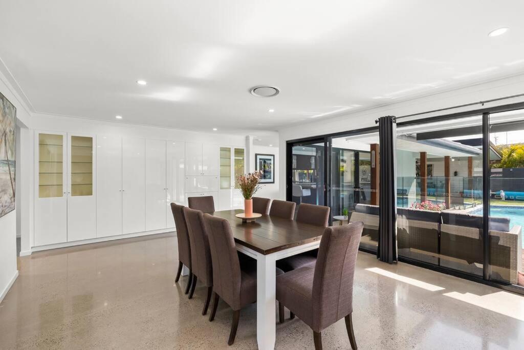 Ultra Modern & Relaxing Inner 4bed House - With A Private Pool - 10mins Walk To * Gold Coast