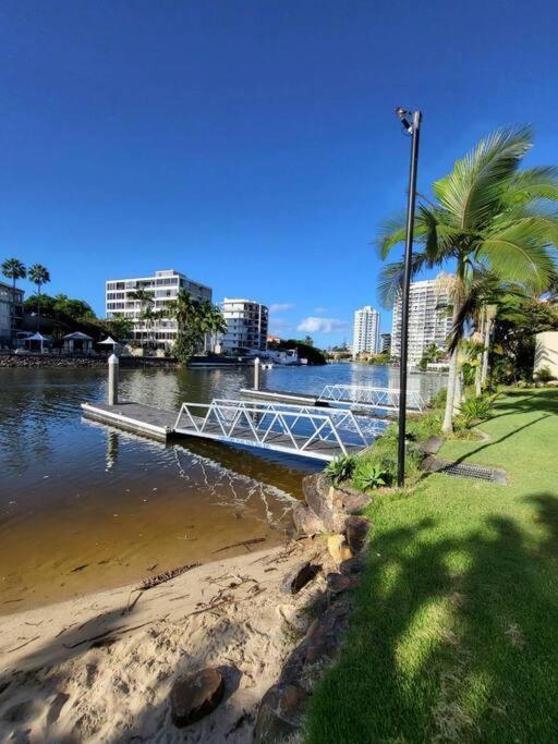 3 Bedroom Surfers Paradise Apartment *